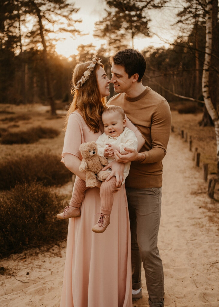 Familienshooting mit Kleinkind im Sonnenuntergang