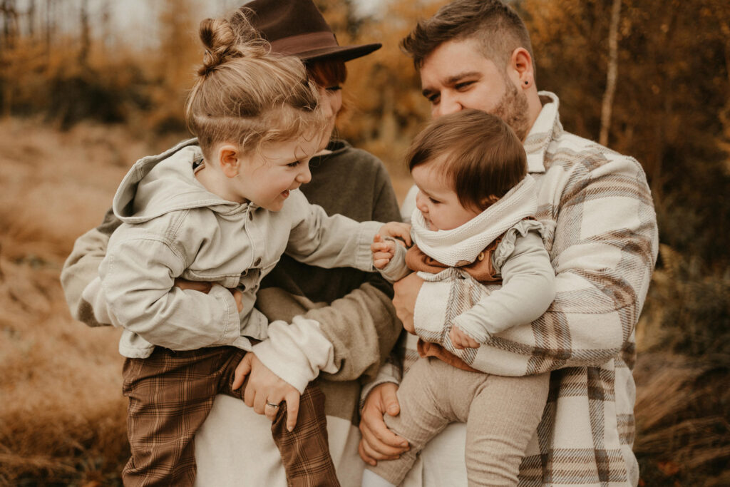 Familienshooting in der Natur mit Kleinkindern