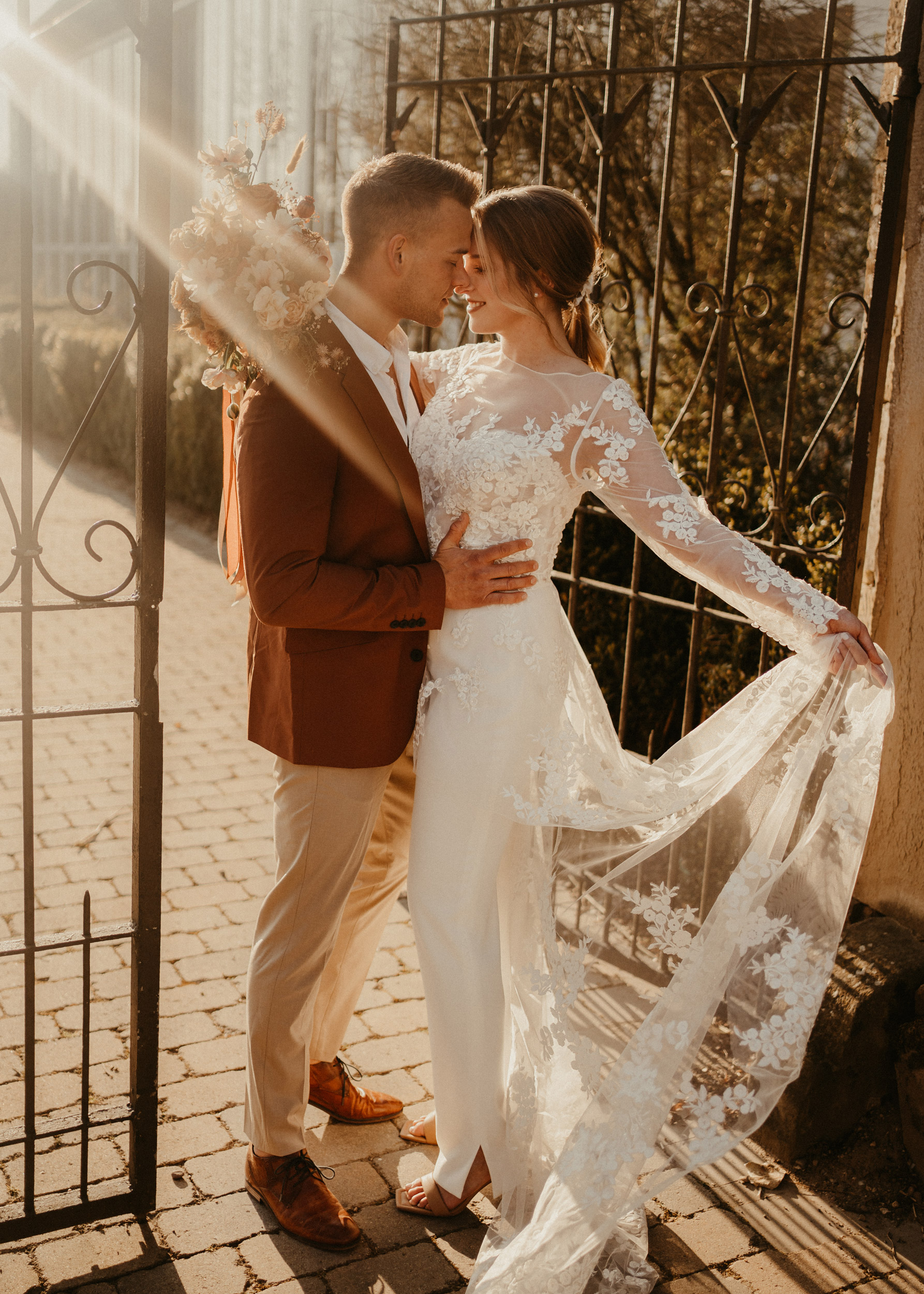 Ein Hochzeitspaar in eleganten Outfits genießt den wunderschönen Sonnenuntergang.